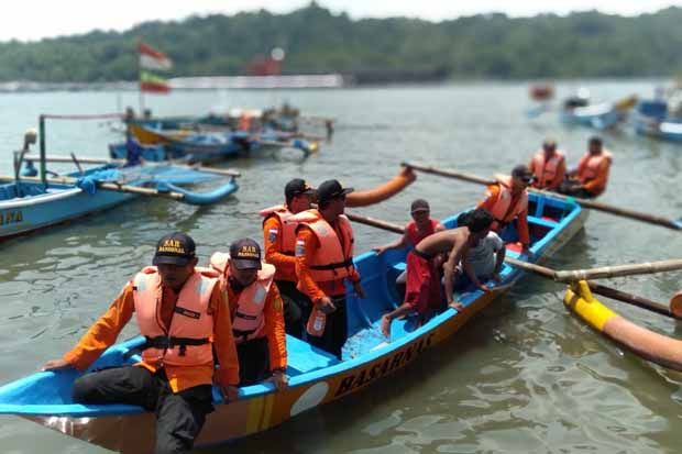 Perahu Tenggelam, 4 Nelayan Selamat Naik ke Batu Karang