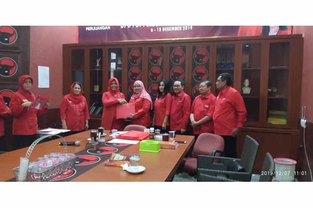 Nanik Pendaftar Pertama Kembalikan Formulir Bakal Calon di DPD PDIP Jateng