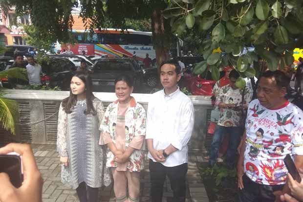 Doa Restu Iriana Jokowi dan Sudjiatmi  Iringi Gibran Daftar Cawali