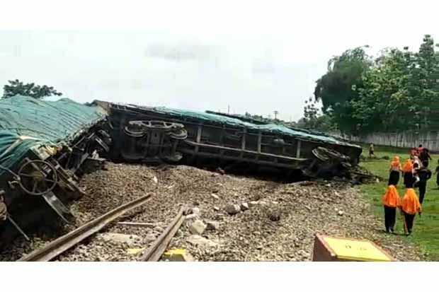 10 Gerbong Terguling di Blora, Evakuasi Datangkan Crane dari Cirebon