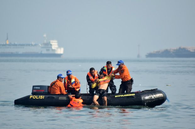Siaga Cuaca, TNI AL-Unsur Maritim Gelar Latihan SAR di Semarang