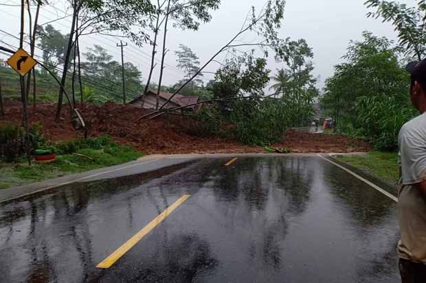 Longsor Banjarnegara Tutup Jalan Nasional, Warga Terdekat Diungsikan