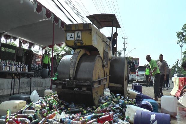 Polres Kendal Musnahkan Ribuan Botol Miras Berbagai Merek
