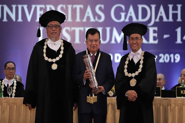 Mantan Wapres Jusuf Kalla Terima HB IX Award 2019 dari UGM