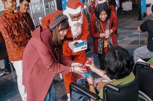 Natal, Santa Claus Hibur Penumpang dan Petugas di Bandara A Yani