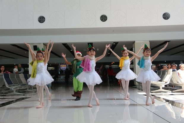 Meriahkan Natal, Puluhan Anak Menari Balet di Bandara Adi Soemarmo