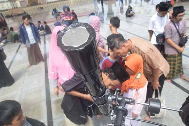 Ratusan Pengunjung MAJT Semarang Antusias Saksikan Gerhana Matahari