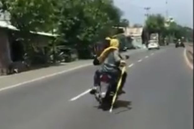 Video Viral, Remaja Putri Berjilbab Konvoi Sambil Ayunkan Gir Motor