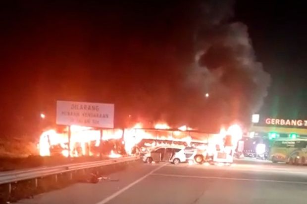 Bus Terbakar di Gerbang Tol Kalikangkung Semarang, Tiga Orang Terluka