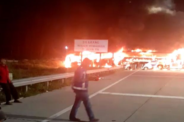 Bus Terbakar di Gerbang Tol Kalikangkung Diduga Akibat Rem Blong