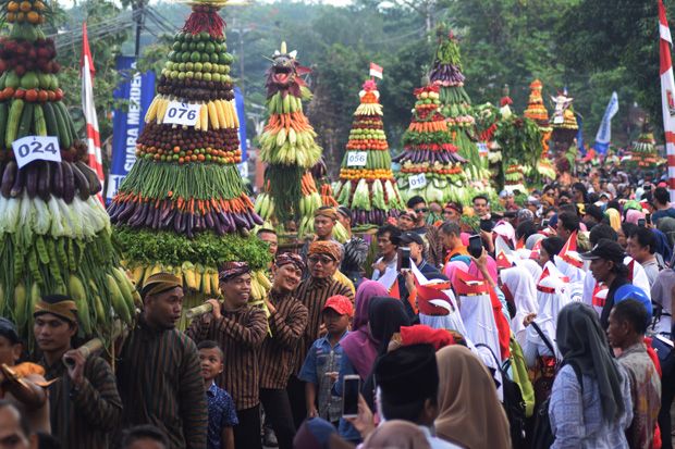 Kirab 192 Gunungan Ramaikan Festival Kampung Sawah di Semarang