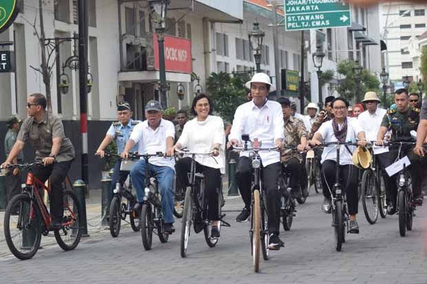 Ke Semarang, Jokowi Blusukan Pasar Johar dan Gowes di Kota Lama
