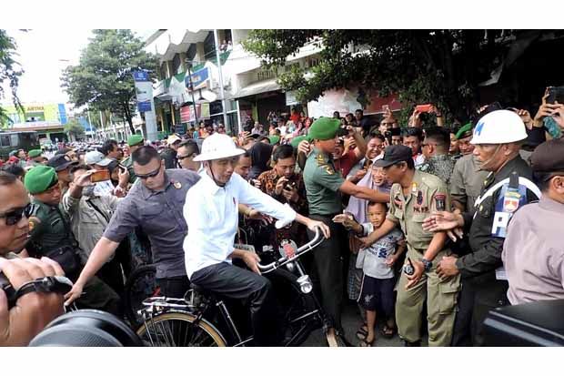 Kala Jokowi Bersepeda Pakai Topi Kompeni di Kota Lama