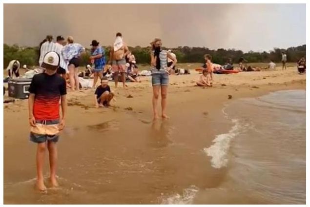 Ribuan Warga Lari ke Pantai Australia Akibat Kebakaran