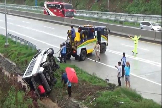 Ban Meletus, Minibus Sarat Penumpang Guling di Tol Kartasura-Salatiga