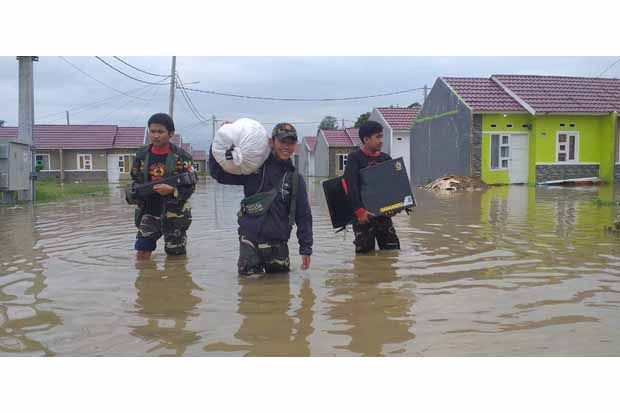 Banser NU Evakuasi Korban Banjir Jakarta