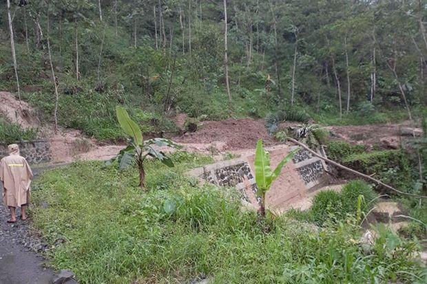 Tanah Longsor, Akses Pamdanarum-Kalibening Banjarnegara Lumpuh