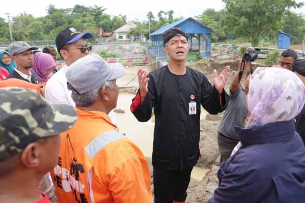 Bendungan Glapan Jebol,  Alat Berat Dikerahkan Atasi Banjir Grobogan