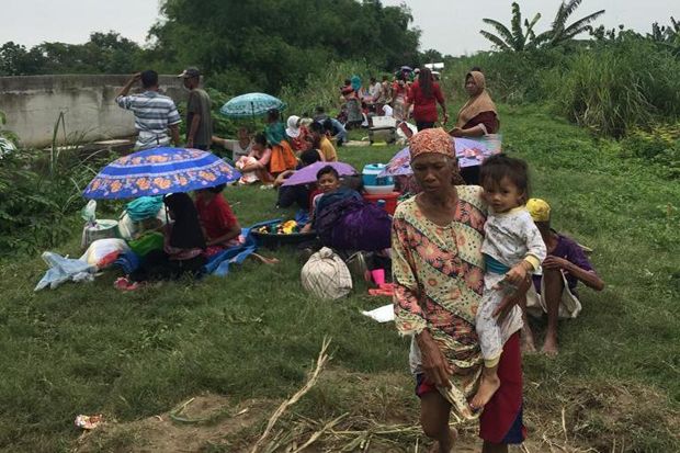 Demak Banjir Setinggi 80 Cm, Ibu-Ibu Mengungsi ke Tanggul
