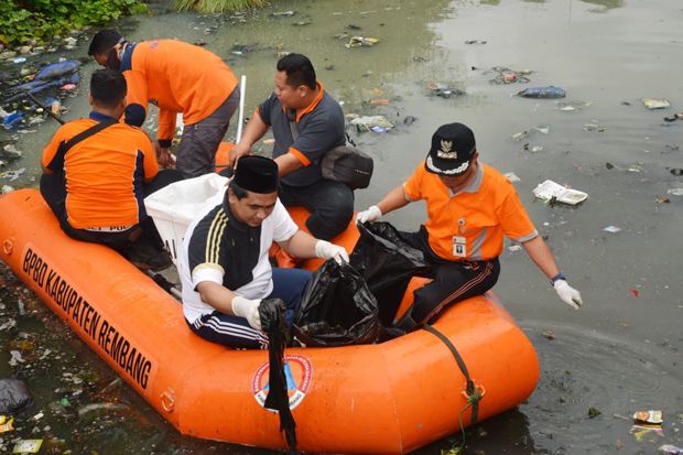 Gus Yasin Bersihkan Sampah di Kali Senged Rembang