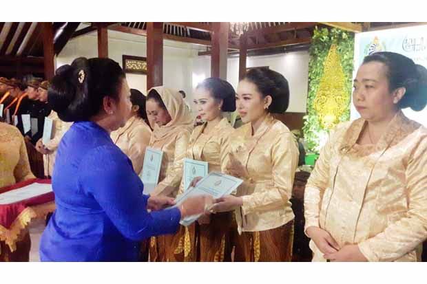 Yayasan Pawiyatan Keraton Solo Wisuda 90 Lulusan MC Bahasa Jawa