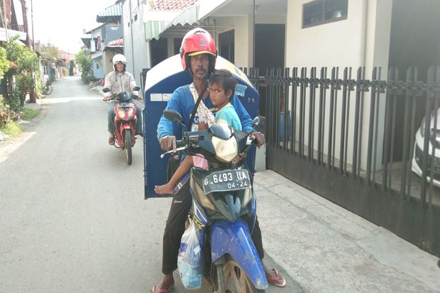 Kisah Perjuangan Seorang Ayah, Berjualan Roti sambil Gendong Anak