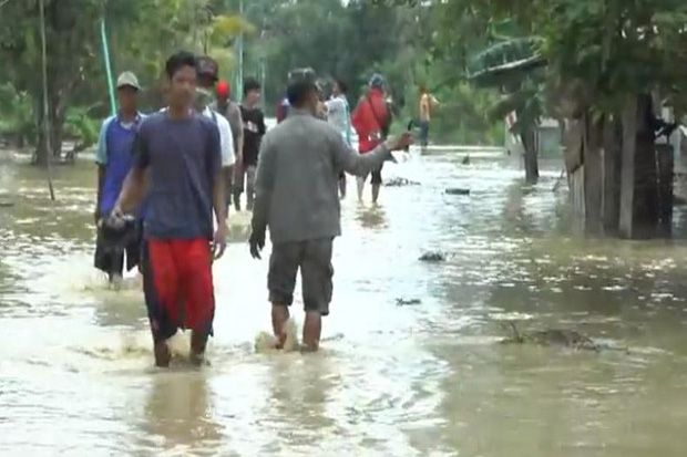 Banjir di Demak Mulai Surut, Warga Kembali ke Rumah Bersihkan Lumpur