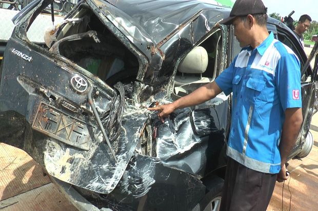 Minibus Tabrak Median Jalan Tol Batang-Semarang, Dua Tewas