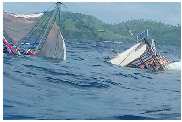 Kapal yang Membawa Wartawan Istana Terbalik di Labuan Bajo