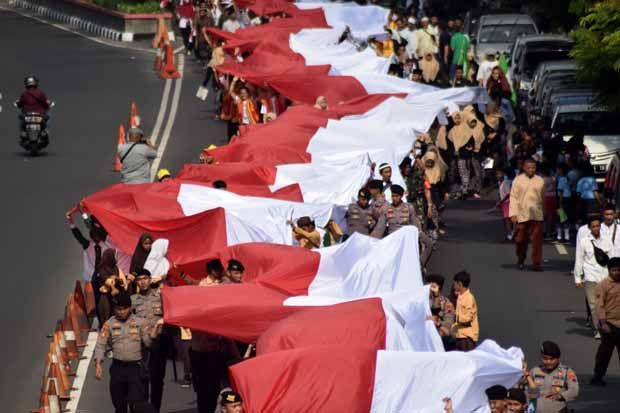 Kirab Kebangsaan, Ribuan Orang Bentangkan Bendera 1.000 Meter