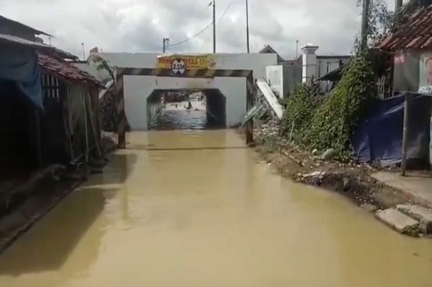 Warga Tuntut Pemkab Brebes Perbaiki Terowongan Kereta yang Kerap Banjir