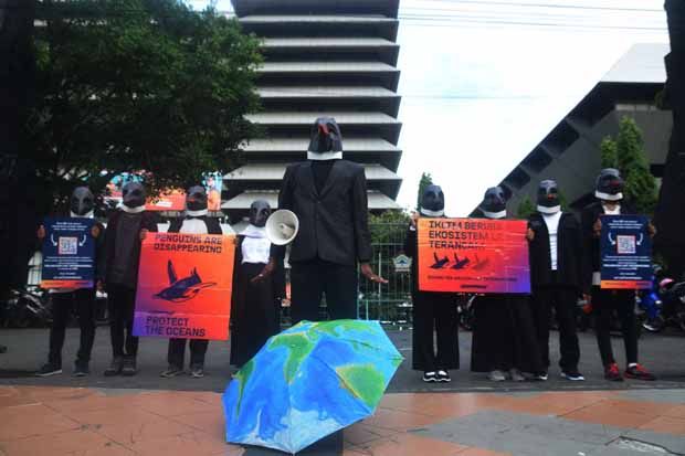 Relawan Greenpeace Semarang Gelar Aksi Peduli Populasi Penguin