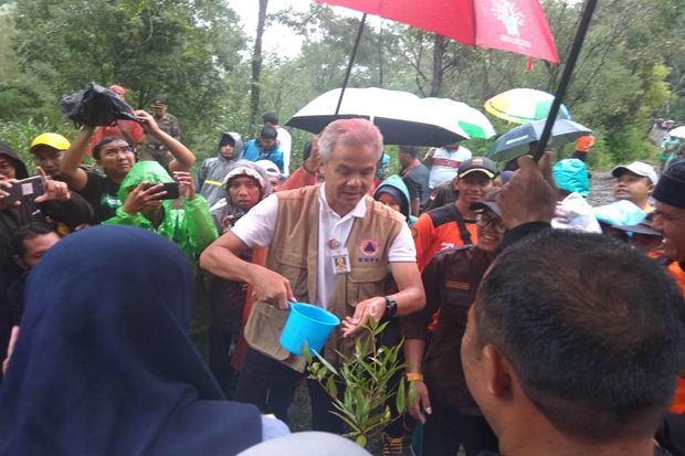 Gubernur Ganjar Pranowo Tanam Pohon di Lereng Gunung Lawu