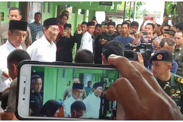 Salat Jumat di Masjid Agung Sleman, Jokowi Disambut Antusias Warga