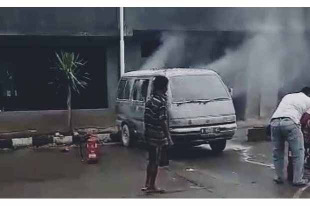 Diduga Korsleting, Minibus Terbakar saat Isi BBM di SPBU Sendang