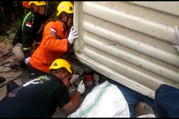 Evakuasi Korban Tergencet Truk Molen, Basarnas Terjunkan Alat Canggih