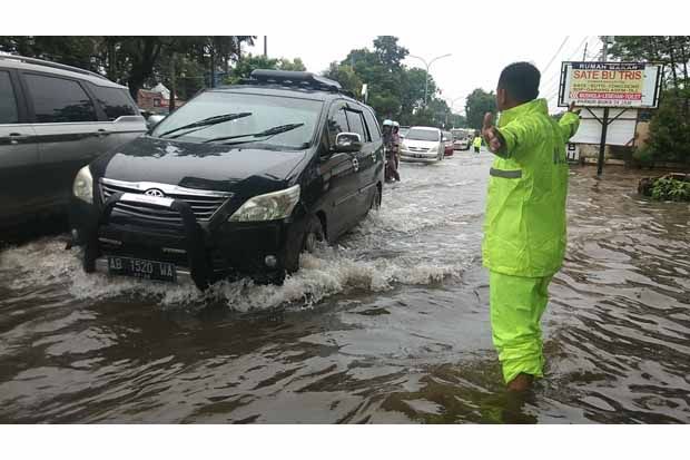 Jalan Pantura Pekalongan Kebanjiran, Antrean Kendaraan hingga 3 Km