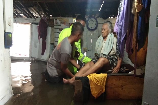 Evakuasi Nenek 90 Tahun Korban Banjir Pekalongan Berlangsung Dramatis