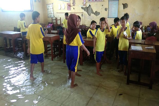 Banjir Masih Kepung Pekalongan, Siswa Tetap Semangat Belajar