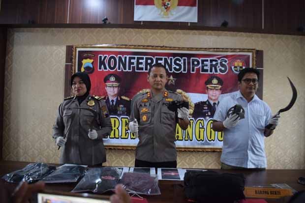 Konvoi Bawa Celurit, 4 Anggota Geng Sariayam Diciduk