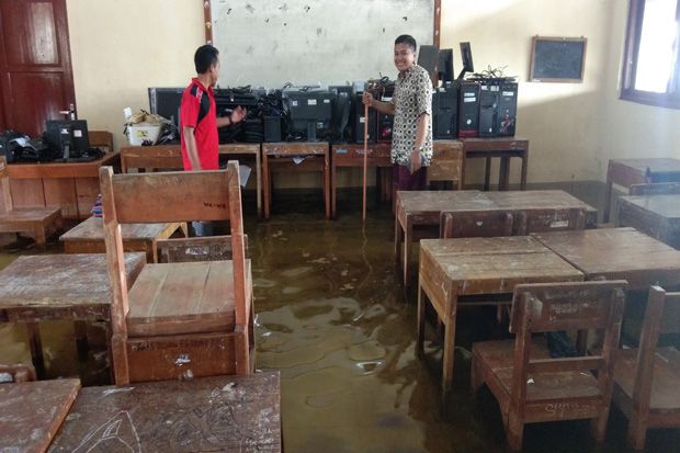 Banjir Rendam Sekolah di Pekalongan, Siswa Belajar di Masjid