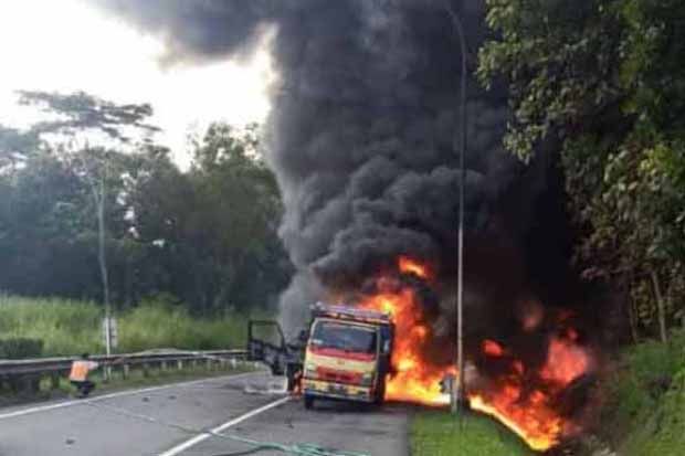 Tabrak Truk Pasir, Truk Tangki BBM Terbakar di Tol Semarang