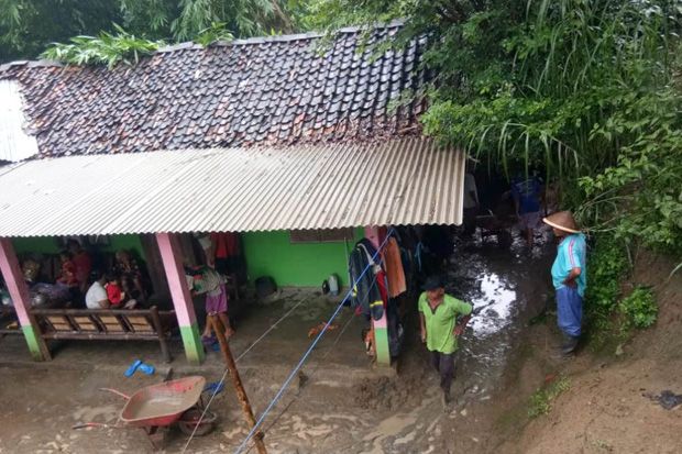 Hujan Deras di Sleman, 6 Rumah Rusak Tertimpa Tebing dan Pohon
