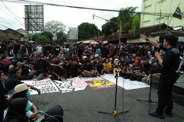 Massa Tolak RUU Omnibus Law Padati Gejayan, Arus Lalin Dialihkan