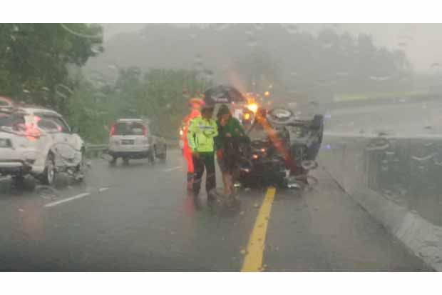 Mobil Terguling di Tol Semarang - Solo, Pengemudi Selamat