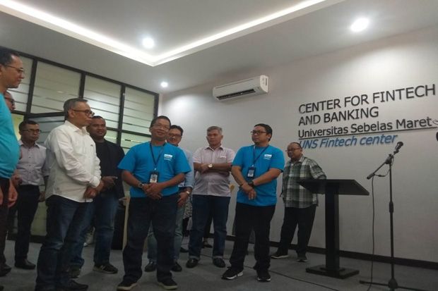 Pertama di Indonesia, OJK Resmikan UNS Fintech Center