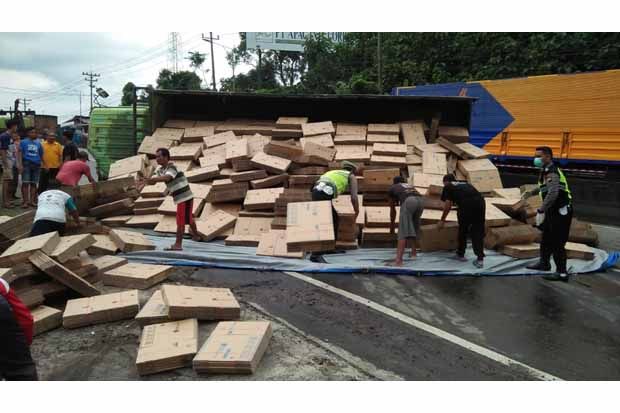 Tidak Kuat Menanjak, Truk Terguling di Semarang
