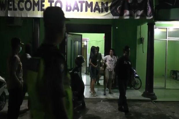 Cegah Corona, Tim Gabungan Bubarkan Hiburan Malam di Kaliwungu Kendal