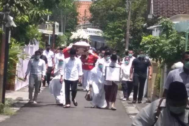 Usai Disalatkan, Jenazah Ibunda Jokowi Dilepas ke Pemakaman