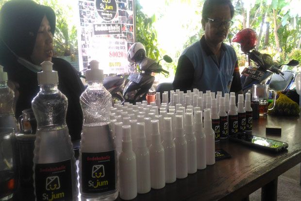 Komunitas Sedekaholic Kendal Bagikan Hand Sanitizer ke Pekerja Jalanan